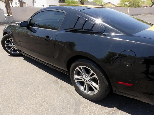 Photo of 2014 Black Ford Mustang