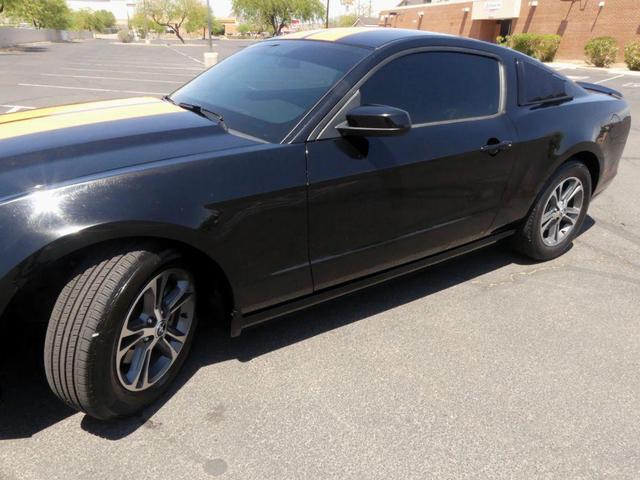 Photo of 2014 Black Ford Mustang