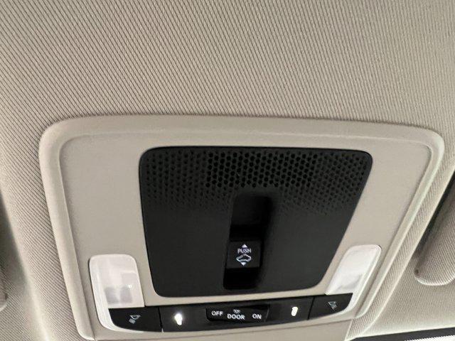 Photo of 2025 Platinum White Pearl Honda HR-V