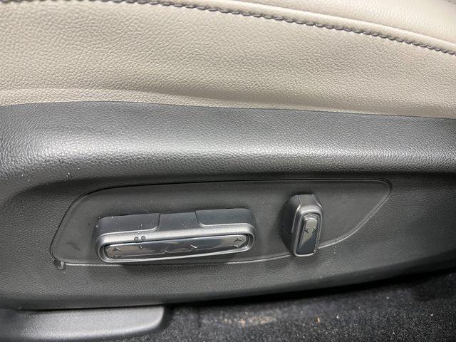 Photo of 2025 Platinum White Pearl Honda HR-V