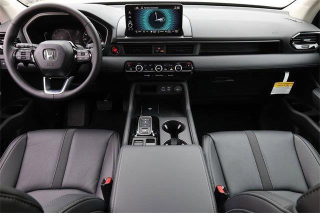 Photo of 2025 Crystal Black Pearl Honda Pilot