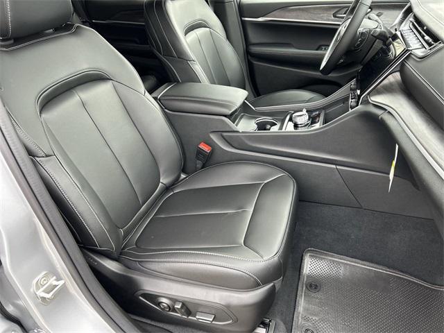 Photo of 2024 Silver Zynith Jeep Grand Cherokee
