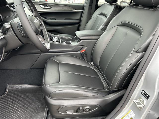 Photo of 2024 Silver Zynith Jeep Grand Cherokee