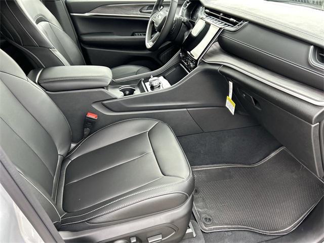 Photo of 2024 Silver Zynith Jeep Grand Cherokee