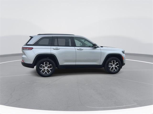 Photo of 2024 Silver Zynith Jeep Grand Cherokee