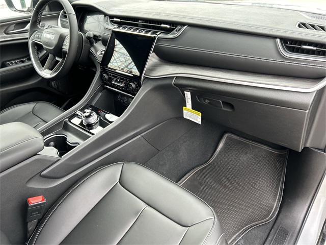 Photo of 2024 Silver Zynith Jeep Grand Cherokee