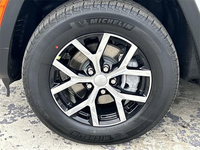 Photo of 2024 Silver Zynith Jeep Grand Cherokee