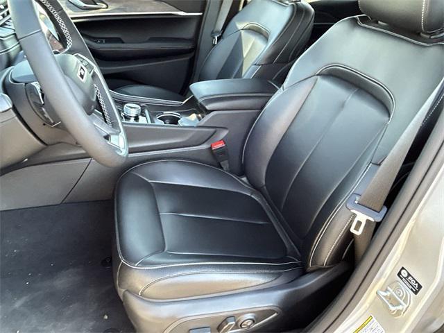 Photo of 2024 Silver Zynith Jeep Grand Cherokee