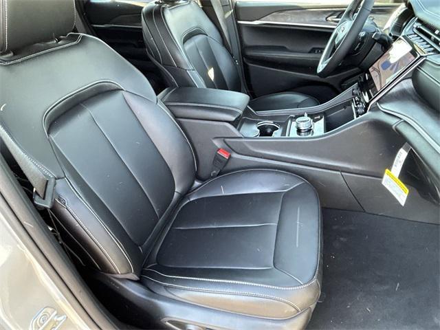 Photo of 2024 Silver Zynith Jeep Grand Cherokee