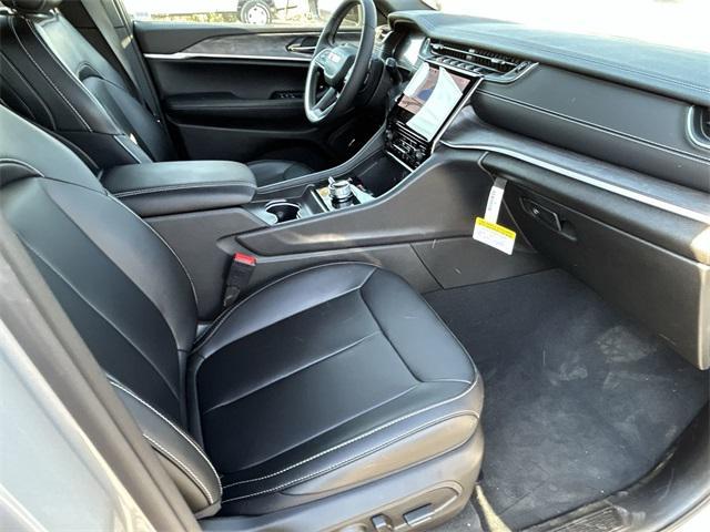Photo of 2024 Silver Zynith Jeep Grand Cherokee
