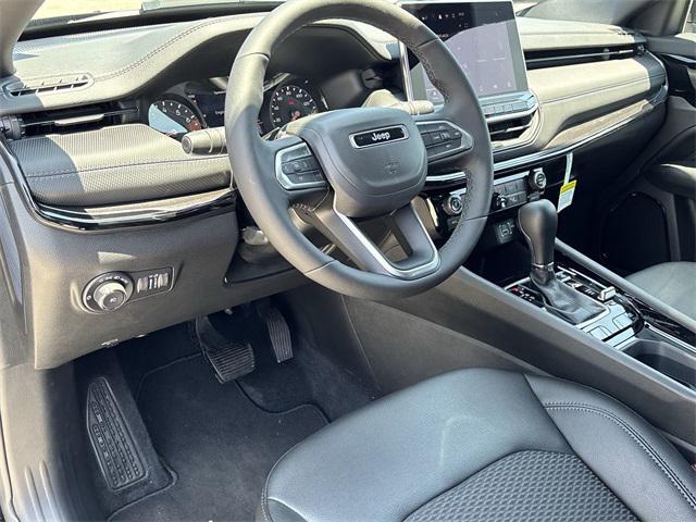 Photo of 2025 Diamond Black Crystal Pearlcoat Jeep Compass