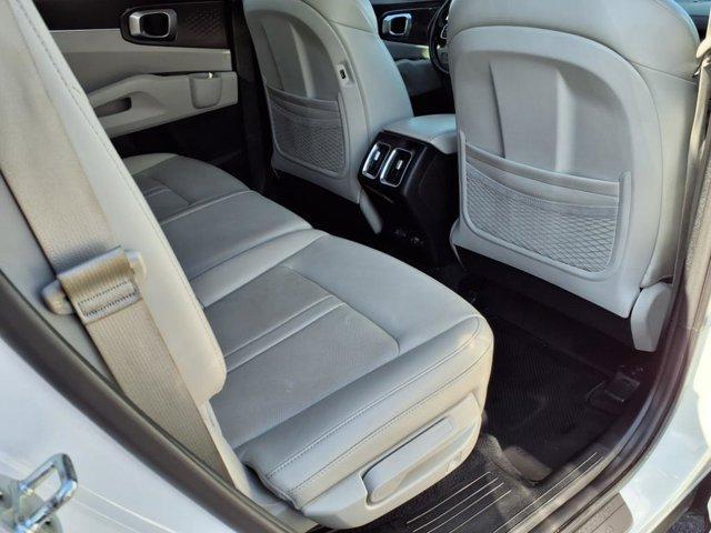 Photo of 2022 Glacial White Pearl Kia Sorento