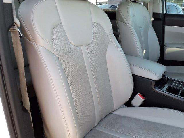Photo of 2022 Glacial White Pearl Kia Sorento