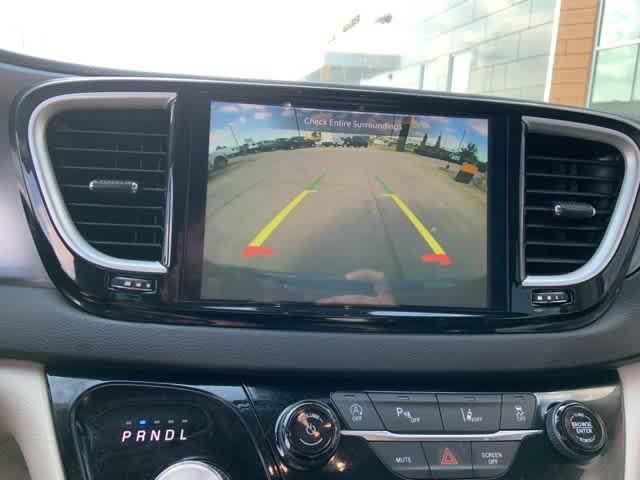Photo of 2023 Ceramic Gray Clearcoat Chrysler Pacifica