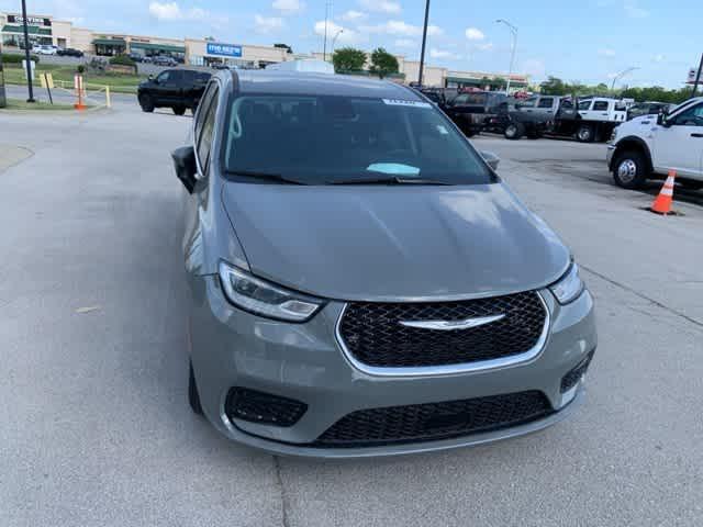 Photo of 2023 Ceramic Gray Clearcoat Chrysler Pacifica