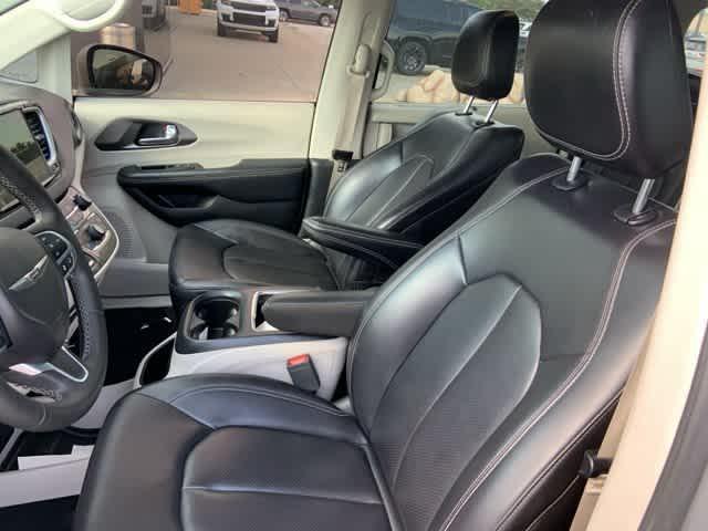 Photo of 2023 Ceramic Gray Clearcoat Chrysler Pacifica