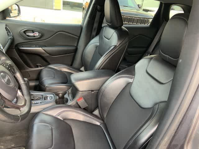Photo of 2019 Granite Crystal Clearcoat Metallic Jeep Cherokee