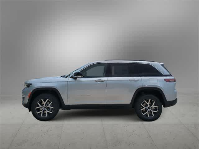 Photo of 2025 Silver Zynith Jeep Grand Cherokee
