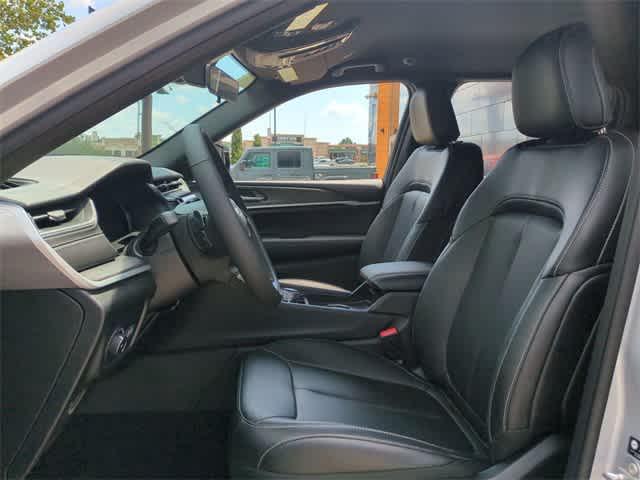 Photo of 2025 Silver Zynith Jeep Grand Cherokee
