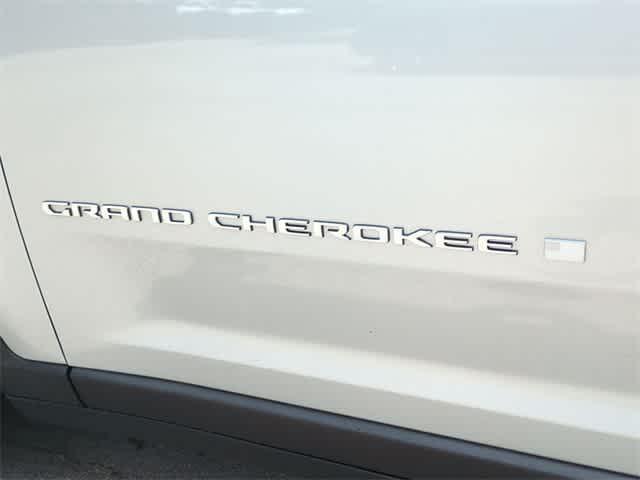 Photo of 2025 Silver Zynith Jeep Grand Cherokee