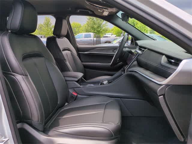 Photo of 2025 Silver Zynith Jeep Grand Cherokee