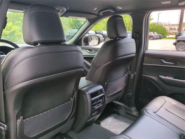 Photo of 2025 Silver Zynith Jeep Grand Cherokee