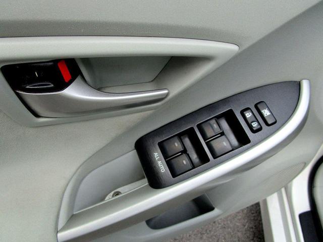 Photo of 2014 Blizzard Pearl Toyota Prius