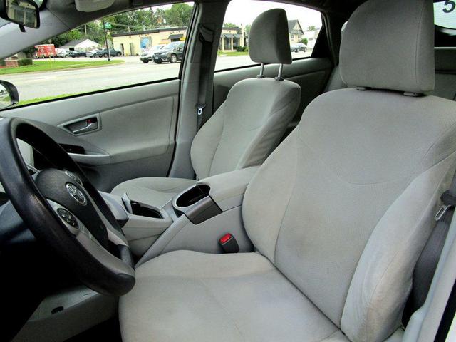 Photo of 2014 Blizzard Pearl Toyota Prius