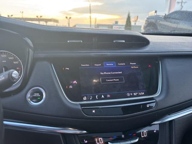 Photo of 2023 Crystal White Cadillac XT5