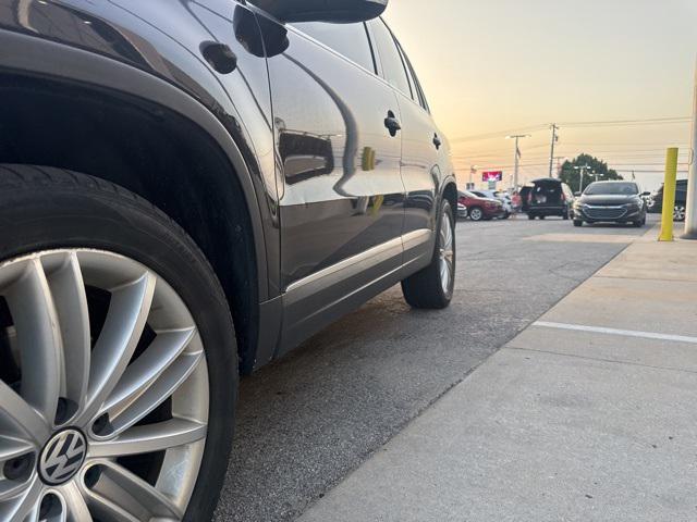 Photo of 2016 Deep Black Pearl Volkswagen Tiguan