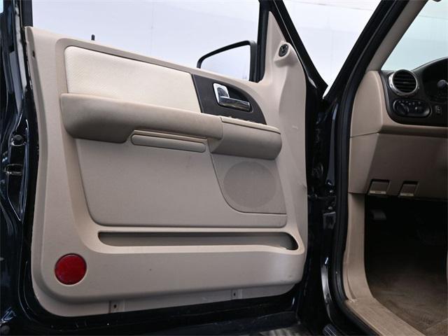 Photo of 2004 True Blue Clearcoat Metallic Ford Expedition