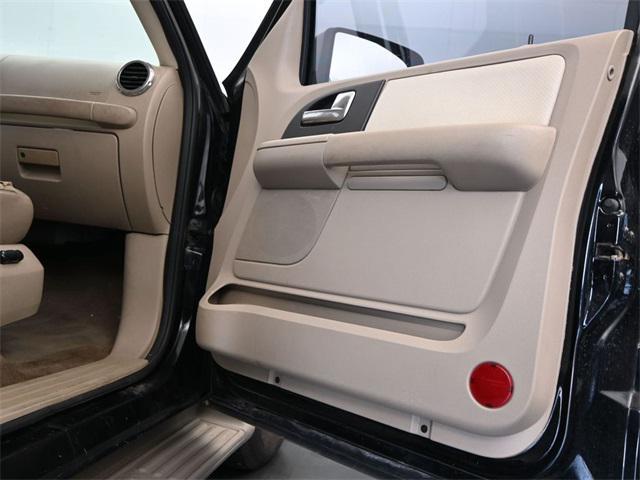 Photo of 2004 True Blue Clearcoat Metallic Ford Expedition