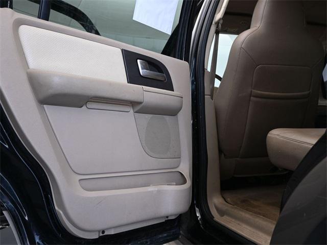 Photo of 2004 True Blue Clearcoat Metallic Ford Expedition