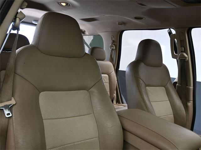 Photo of 2004 True Blue Clearcoat Metallic Ford Expedition