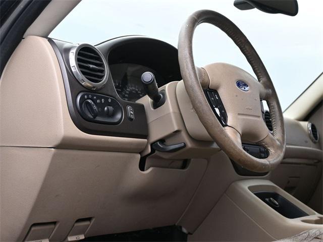 Photo of 2004 True Blue Clearcoat Metallic Ford Expedition