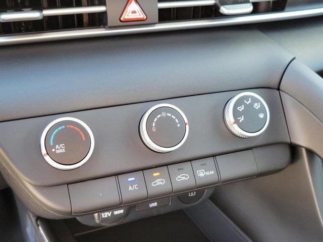 Photo of 2025 White Hyundai ELANTRA