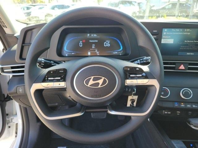 Photo of 2025 White Hyundai ELANTRA