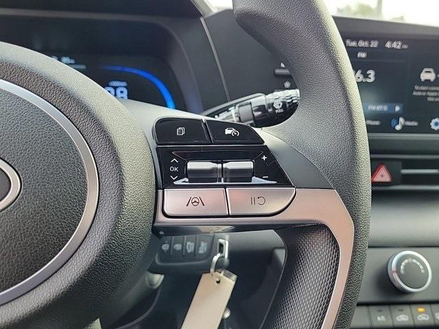 Photo of 2025 White Hyundai ELANTRA