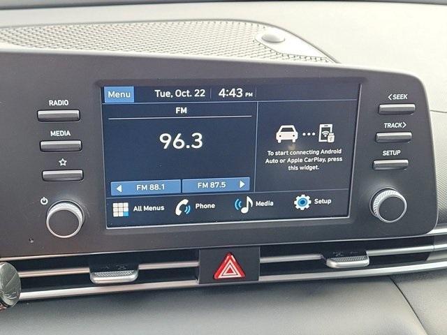 Photo of 2025 White Hyundai ELANTRA