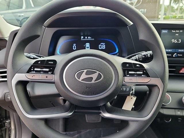 Photo of 2025 White Hyundai ELANTRA