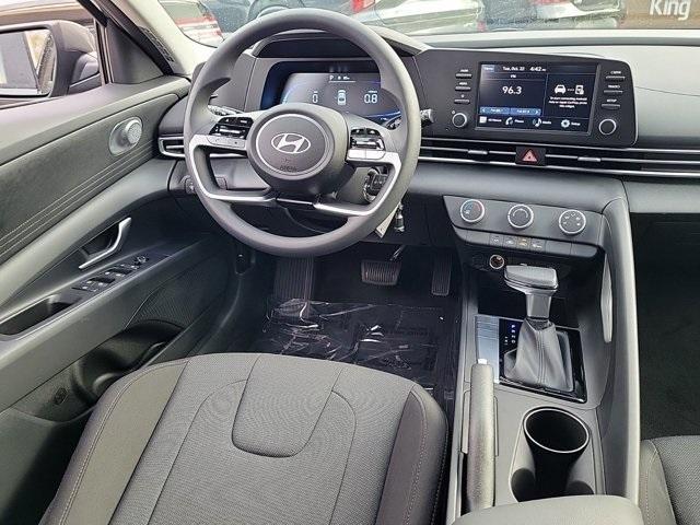 Photo of 2025 White Hyundai ELANTRA