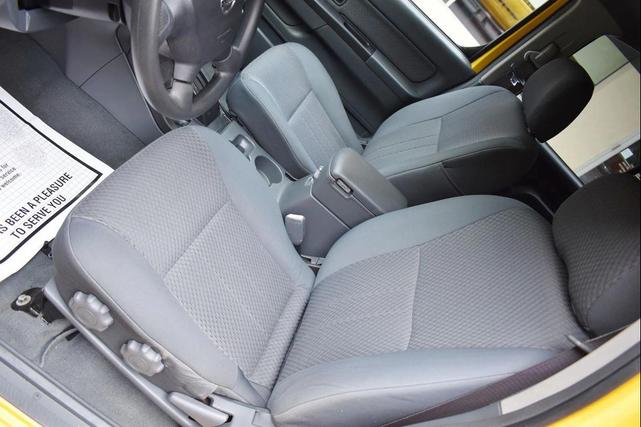 Photo of 2004 Solar Yellow Nissan Xterra