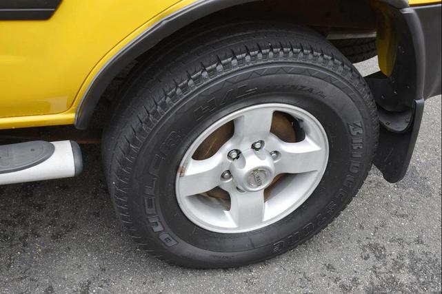 Photo of 2004 Solar Yellow Nissan Xterra
