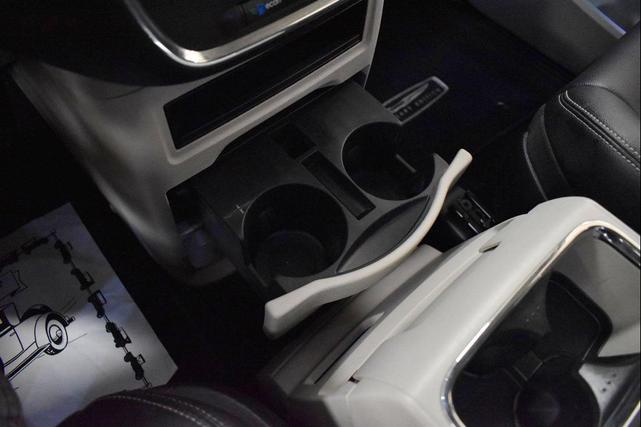 Photo of 2016 Bright White Clearcoat Chrysler Town & Country