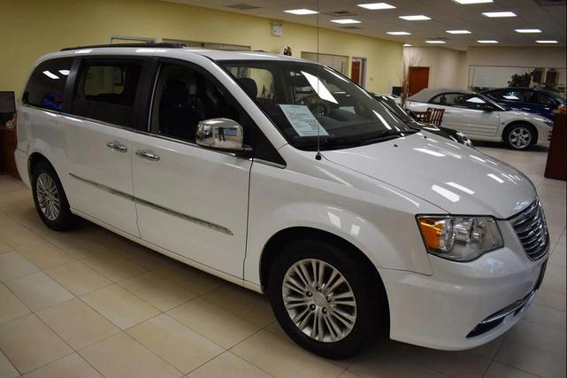 Photo of 2016 Bright White Clearcoat Chrysler Town & Country