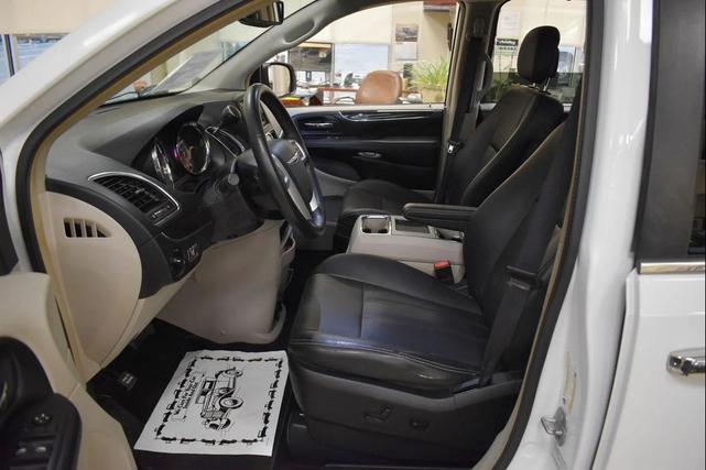 Photo of 2016 Bright White Clearcoat Chrysler Town & Country