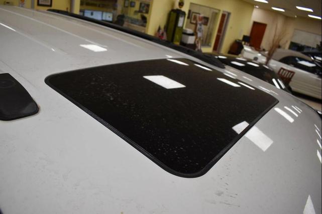 Photo of 2016 Bright White Clearcoat Chrysler Town & Country