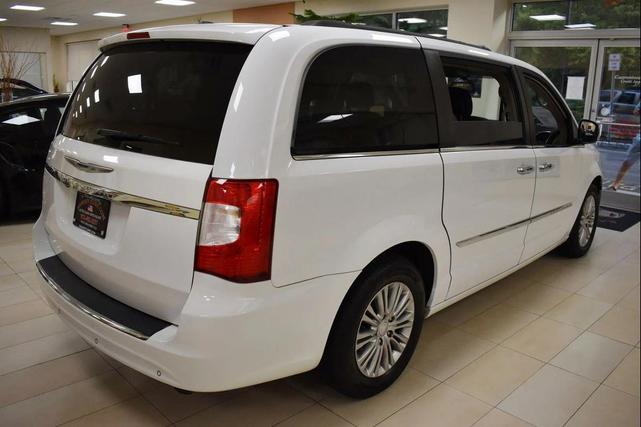 Photo of 2016 Bright White Clearcoat Chrysler Town & Country