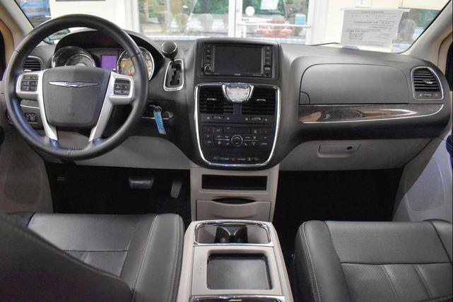 Photo of 2016 Bright White Clearcoat Chrysler Town & Country