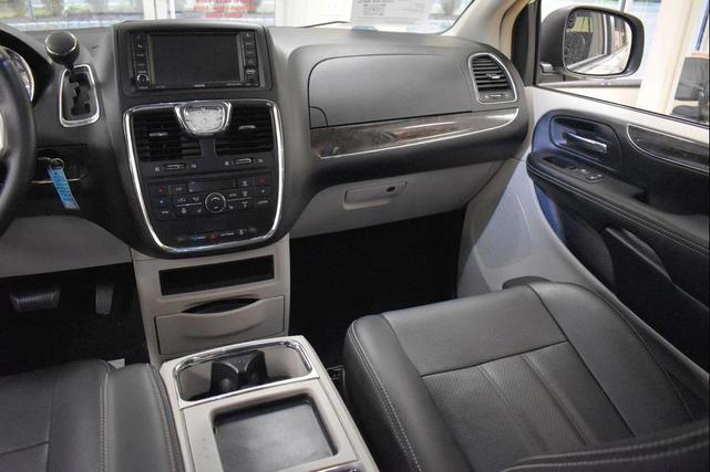Photo of 2016 Bright White Clearcoat Chrysler Town & Country